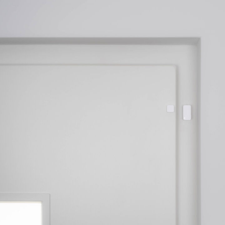 Aseg&uacute;rate siempre de que tu puerta est&aacute; cerrada y bloqueada
Nuki Door Sensor se monta en el interior de la puerta en pocos pasos sin perforar ni atornillar. En combinaci&oacute;n con Nuki Smart Lock 3.0 (Pro) y la aplicaci&oacute;n de Nuki podr&aacute;s estar seguro, a distancia, de que tu puerta est&eacute; cerrada. Recibir&aacute;s una notificaci&oacute;n si la puerta se deja abierta durante m&aacute;s tiempo del habitual o si el sensor de la puerta detecta movimiento en la misma. Con detecci&oacute;n de manipulaciones integrada, Nuki Door Sensor proporciona la m&aacute;xima seguridad para tu hogar.