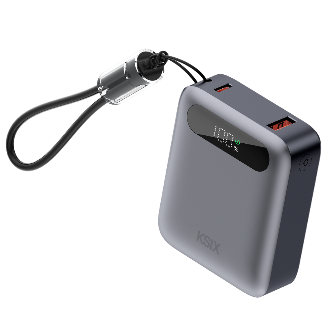 La power bank KSIX de 10.000 mAh es la soluci&oacute;n perfecta para cargar tus dispositivos en cualquier momento y lugar. Con una potencia de salida de hasta 22,5 W y tecnolog&iacute;a Power Delivery 3.0 y Quick Charge, ofrece carga r&aacute;pida para que no tengas que esperar. Su dise&ntilde;o compacto y ligero la convierte en el accesorio ideal para llevar siempre contigo. Adem&aacute;s, incluye un cable USB-C a USB-C que se convierte en un lazo para que la puedas colgar y mover con mayor comodidad.
