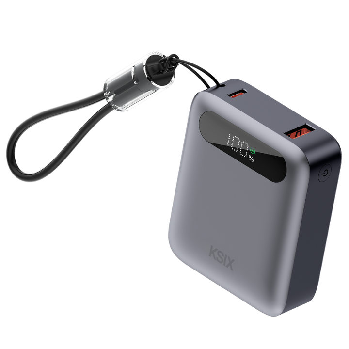 La power bank KSIX de 10.000 mAh es la soluci&oacute;n perfecta para cargar tus dispositivos en cualquier momento y lugar. Con una potencia de salida de hasta 22,5 W y tecnolog&iacute;a Power Delivery 3.0 y Quick Charge, ofrece carga r&aacute;pida para que no tengas que esperar. Su dise&ntilde;o compacto y ligero la convierte en el accesorio ideal para llevar siempre contigo. Adem&aacute;s, incluye un cable USB-C a USB-C que se convierte en un lazo para que la puedas colgar y mover con mayor comodidad.
