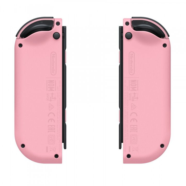 Conjunto compuesto por 2 mandos Joy-Con, uno Izquierda  y otro Derecha.


MANDOS JOY-CON

Un mando o dos, en vertical o en horizontal, control por movimiento o mediante botones&hellip; Con los nuevos mandos Joy-Con para Nintendo Switch tendr&aacute;s flexibilidad total a la hora de jugar y descubrir&aacute;s nuevas formas de interactuar que transformar&aacute;n por completo tus experiencias de juego.

Su dise&ntilde;o incluye la sofisticada funci&oacute;n de vibraci&oacute;n HD, que ofrece una vibraci&oacute;n mucho m&aacute;s realista que antes, y permite utilizar uno en cada mano o compartirlos con un amigo; adem&aacute;s de poder incorporarlos al armaz&oacute;n para controles Joy-Con (venta por separado) que los transformar&aacute; en un mando de estilo tradicional. Cada Joy-Con contiene sus propios botones, sensor de aceler&oacute;metro y sensor de movimiento que posibilita que puedan funcionar como un mando independiente.

Adem&aacute;s, los Joy-Con integran nuevas prestaciones que hacen de Nintendo Switch m&aacute;s interactiva. Por un lado, el Joy-Con izquierdo tiene un bot&oacute;n de captura para hacer capturas de pantalla durante tus partidas y compartirlas a trav&eacute;s de las redes sociales. El Joy-Con derecho, por su parte, dispone de un punto NFC para usar figuras amiibo, as&iacute; como una c&aacute;mara infrarroja de movimiento que detecta la distancia, forma y movimiento de objetos cercanos en los juegos dise&ntilde;ados para esta tecnolog&iacute;a.