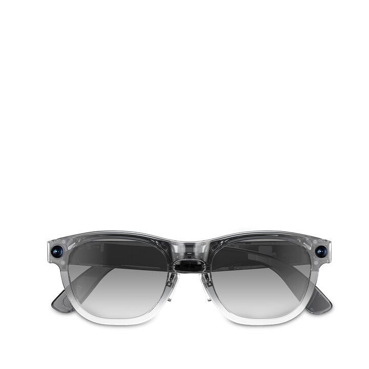<p><b>Una nueva forma de moverte y comunicarte. </b>Las IRIS son unas gafas inteligentes que combinan un dise&ntilde;o c&oacute;modo y discreto con funciones avanzadas para acompa&ntilde;arte en el d&iacute;a a d&iacute;a. Permiten grabar, escuchar, pedir ayuda a la IA o entenderte en otros idiomas de forma sencilla mediante la voz y gestos.</p>

<p><b><u>Caracter&iacute;sticas:</u></b></p>

<p><li><b>Integraci&oacute;n con ChatGPT e IA conversacional. </b>Pregunta, consulta y aclara dudas en tiempo real sin sacar el m&oacute;vil del bolsillo. La IA te ayuda a organizar ideas, obtener informaci&oacute;n, redactar mensajes o aclarar indicaciones, convirtiendo las gafas en un asistente personal siempre disponible.</li></p>

<p><li><b>Lentes fotocrom&aacute;ticas. </b>Las lentes se adaptan autom&aacute;ticamente a los cambios de luz, aportando mayor comodidad tanto en exteriores como en interiores sin necesidad de cambiar de gafas.</li></p>

<p><li><b>C&aacute;mara Full HD con estabilizaci&oacute;n. </b>Incluye una c&aacute;mara Full HD 1080p con estabilizaci&oacute;n de v&iacute;deo para grabar tus momentos con buena nitidez y una imagen m&aacute;s fluida, incluso cuando caminas o est&aacute;s en movimiento. Ideal para viajes, planes o contenido r&aacute;pido sin usar las manos.</li></p>

<p><li><b>Conectividad Wi‑Fi 6 y Bluetooth. </b>Disfruta de una sincronizaci&oacute;n &aacute;gil con tus dispositivos y de una conexi&oacute;n m&aacute;s r&aacute;pida y fiable para llamadas, control, transmisi&oacute;n y servicios basados en IA.</li></p>

<p><li><b>Control por voz sin conexi&oacute;n. </b>Accede a funciones esenciales incluso sin cobertura o sin depender de Internet, ofreciendo una forma pr&aacute;ctica y r&aacute;pida de control en exteriores y desplazamientos.</li></p>

<p><li><b>Traducci&oacute;n cara a cara con IA. </b>Facilita conversaciones con personas que hablan otros idiomas gracias a la traducci&oacute;n en tiempo real, ideal para viajes, trabajo o entornos internacionales.</li></p>

<p><li><b>Audio est&eacute;reo adaptable. </b>Cuenta con audio est&eacute;reo 2.0 y tres modos de sonido para escuchar m&uacute;sica, indicaciones o respuestas de la IA, ajustando la experiencia seg&uacute;n el entorno.</li></p>

<p><b><u>Caracter&iacute;sticas t&eacute;cnicas:</u></b></p>
<ul>
<li>Integraci&oacute;n con ChatGPT e IA conversacional</li>
<li>C&aacute;mara Full HD 1080p con estabilizaci&oacute;n de v&iacute;deo</li>
<li>Conectividad Wi‑Fi 6 y Bluetooth</li>
<li>Control por voz sin conexi&oacute;n (offline)</li>
<li>Traducci&oacute;n cara a cara con IA</li>
<li>Audio est&eacute;reo 2.0 con tres modos de sonido</li>
<li>Dise&ntilde;o ergon&oacute;mico con almohadillas ajustables</li>
<li>Memoria interna de 16 GB</li>
<li>Autonom&iacute;a optimizada para uso diario (5&ndash;7 d&iacute;as)</li>
<li>Protecci&oacute;n IP54 contra polvo y salpicaduras</li>
</ul>