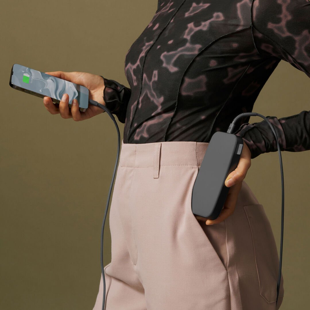 Nuestros últimos Powerbanks tienen un diseño suave y, gracias a la función de carga rápida, son más rápidos que nunca. Con 20W Power Delivery sus dispositivos estarán listos para funcionar antes de que se de cuenta. El Powerbank 18000 mAh puede cargar su teléfono hasta 6 veces y su tablet hasta 3 veces. 
· Carga ultrarrápida con suministro de energía de 20 W 
· Carga hasta el 50% en 30 min 
· 6 características de seguridad 
· Aprobado para avión Nuestros últimos Powerbanks tienen un diseño suave y, gracias a la función de carga rápida, son más rápidos que nunca. Con 20W Power Delivery sus dispositivos estarán listos para funcionar antes de que se de cuenta. El Powerbank 18000 mAh puede cargar su teléfono hasta 6 veces y su tablet hasta 3 veces. 
· Carga ultrarrápida con suministro de energía de 20 W 
· Carga hasta el 50% en 30 min 
· 6 características de seguridad 
· Aprobado para avión