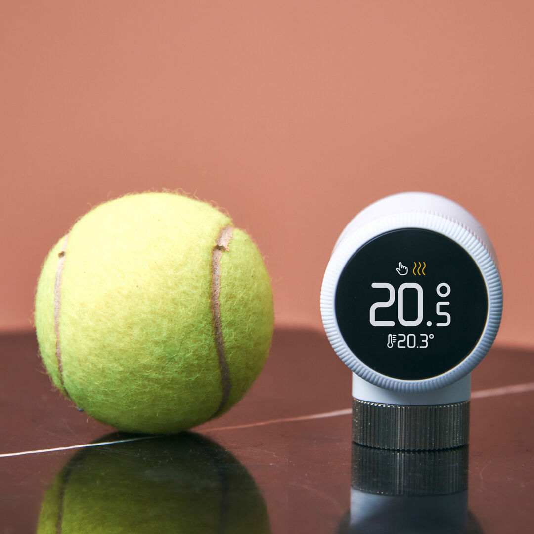 - Inteligente: Ahorra dinero y energía cada día de forma sencilla, gracias a nuestra tecnología a prueba de futuro y funciones diseñadas para una calefacción más eficiente que nunca
- Individual: Controla la temperatura de cada habitación desde cualquier lugar a través de nuestra aplicación, desarrollada por expertos en calefacción inteligente
- Sencillo: Instala tado° por tu cuenta sin necesidad de conexión a Internet; ahora con una batería recargable; también incluye el Bridge X para vincular fácilmente todos tus dispositivos de hogar inteligente