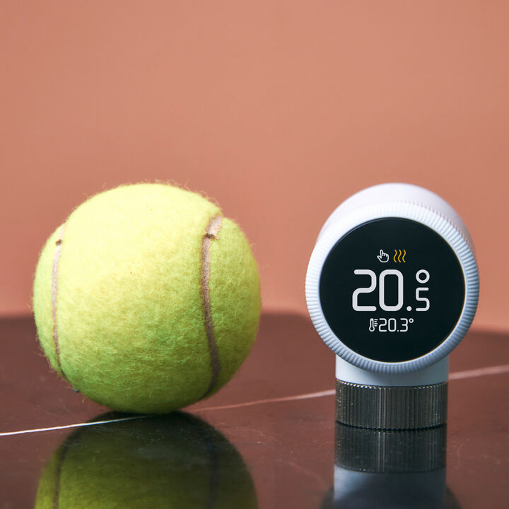 - Inteligente: Ahorra dinero y energía cada día de forma sencilla, gracias a nuestra tecnología a prueba de futuro y funciones diseñadas para una calefacción más eficiente que nunca
- Individual: Controla la temperatura de cada habitación desde cualquier lugar a través de nuestra aplicación, desarrollada por expertos en calefacción inteligente
- Sencillo: Instala tado° por tu cuenta sin necesidad de conexión a Internet; ahora con una batería recargable; también incluye el Bridge X para vincular fácilmente todos tus dispositivos de hogar inteligente