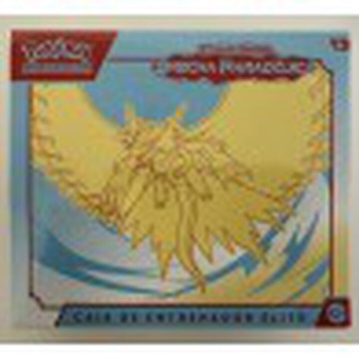 POKEMON CAJA DE ENTRENADOR ELITE SV4 ESCARLATA Y P&Uacute;RPURA BRECHA PARADOJICA COLAGRITO (AMARILLO) JCC POKEMON ESPA&Ntilde;OL
La Caja de Entrenador &Eacute;lite de Pok&eacute;mon de JCC Pok&eacute;mon contiene:
9 Paquetes de Mejora de Brecha Parad&oacute;jica de JCC Pok&eacute;mon.
1 Carta Hologr&aacute;fica de Colagrito o Ferrosaco.
65 Fundas para Cartas de Bramaluna o Ferropalad&iacute;n.
45 Cartas de Energ&iacute;a de JCC Pok&eacute;mon.
1 Gu&iacute;a para Jugadores de la Expansi&oacute;n Brecha Parad&oacute;jica.
6 Dados de Contadores de Da&ntilde;o.
1 Dado para lanzamiento de Moneda v&aacute;lido para Competencias legales.
2 Marcadores de Condici&oacute;n de pl&aacute;stico.
1 Caja de Coleccionista para guardarlo todo con 4 Divisores para mantenerlo todo organizado.
1 Carta con C&oacute;digo para usar en JCC Pok&eacute;mon Live.
***IMPORTANTE: los sobres de cartas POKEMON no tienen derecho a devoluci&oacute;n.
En los casos de desistimiento, producto defectuoso o devoluci&oacute;n autorizada por parte del vendedor; todo el producto (tanto los sobres y/o caja contenedora) deben devolverse en las mismas condiciones que se enviaron; es decir, con todos los precintos, envoltorios y plasticos intactos y sin abrir.