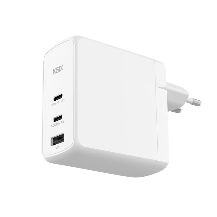 Potencia extrema en un diseño compacto. Con 100W de potencia total, el KSIX 100W es el cargador definitivo para todos tus dispositivos. Su doble puerto USB-C y puerto USB-A lo convierten en una opción versátil y eficiente para portátiles, tablets, smartphones y más. Gracias a sus tecnologías GaN, Power Delivery 3.0 y PPS, obtendrás cargas ultrarrápidas y seguras en cualquier momento.