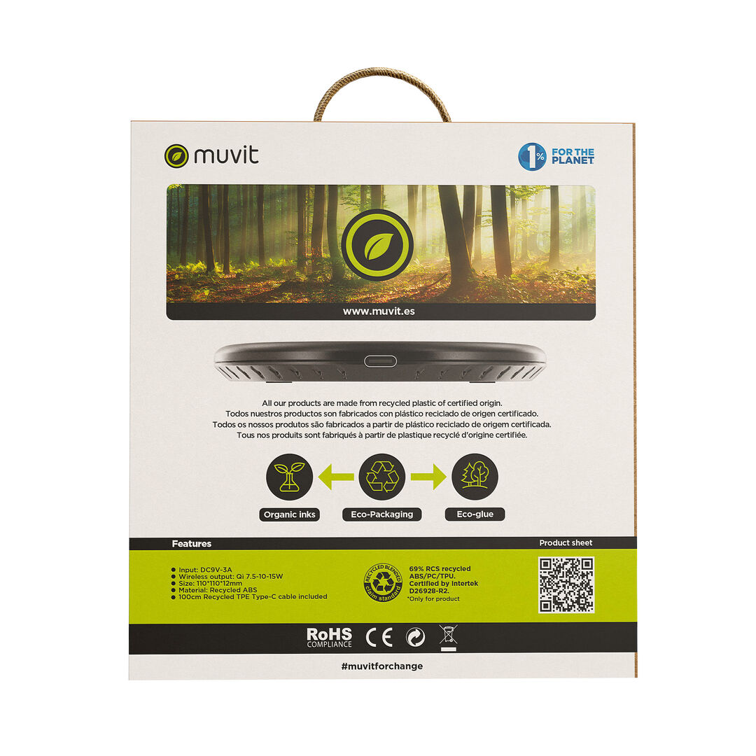 Como parte de la gama de carga ecol&oacute;gica de muvit for change, te presentamos la nueva base cargadora inal&aacute;mbrica Qi. Esta base de carga r&aacute;pida con chip adaptativo 7.5W-10W-15W, permite cargar tu dispositivo sin cables gracias a la tecnolog&iacute;a de inducci&oacute;n magn&eacute;tica, conectando la base a la red el&eacute;ctrica. A parte de la funcionalidad y practicidad, hemos cuidado los detalles de dise&ntilde;o y sostenibilidad del producto, dando como resultado una base fabricada en pl&aacute;stico reciclado de origen certificado.