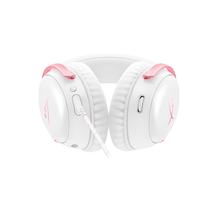 <p>"HyperX Cloud III - Auriculares gaming (blancos/rosas). Tipo de producto: Auriculares. Tecnolog&iacute;a de conectividad: Al&aacute;mbrico. Uso recomendado: Juego. Frecuencia de auricular: 10 - 21000 Hz. Peso: 308 g. Color del producto: Rosa, Blanco. Los HyperX Cloud III son la evoluci&oacute;n de nuestros legendarios Cloud II, que son reconocidos por su confort, calidad de sonido y durabilidad. Con la espuma viscoel&aacute;stica de calidad caracter&iacute;stica de HyperX en las almohadillas de la diadema y de las orejas, ofrece un ajuste c&oacute;modo perfecto para largas sesiones de juego. Tambi&eacute;n cuenta con unos nuevos transductores angulares recalibrados de 53 mm para una experiencia de escucha &oacute;ptima. El micr&oacute;fono mejorado de 10 mm captura con gran claridad las conversaciones dentro del juego y las llamadas. Los sencillos controles del casco de los auriculares te ofrecen un acceso r&aacute;pido y directo para silenciar el micr&oacute;fono o ajustar el volumen. El indicador LED de silencio del micr&oacute;fono muestra claramente si tienes el micr&oacute;fono silenciado. Compatibles con PC, PS5, PS4, Xbox Series X|S, Xbox One, Nintendo Switch, Mac y dispositivos m&oacute;viles. Disfruta de una comodidad y un sonido inigualables en tus plataformas favoritas.</p>
"