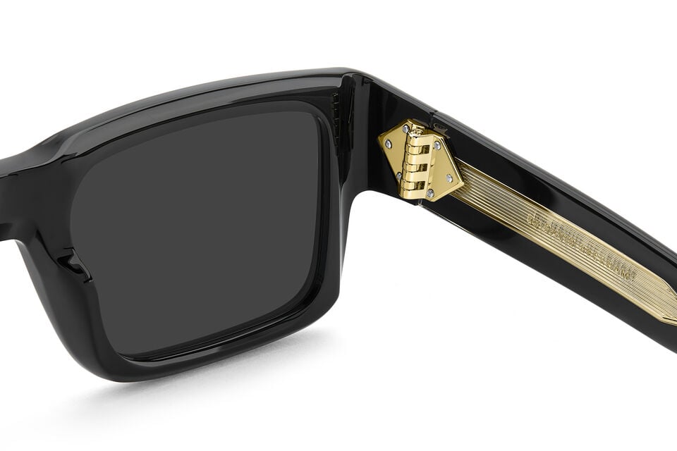 Estas gafas de sol by David Beckham saben cautivar con sus l&iacute;neas esculturales realizadas en acetato. Una t&eacute;cnica avanzada garantiza tonalidades uniformes y adornos, desde las varillas hasta los aros, para regalar una est&eacute;tica de lujo. Las varillas son gruesas, con el Talisman ic&oacute;nico enriquecido con cuatro remaches nuevos y bisagras exclusivas de siete cuerpos. Combinando perfectamente calidad, elegancia y funcionalidad.