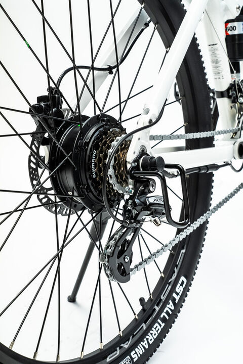 El EMX+ es una bicicleta el&eacute;ctrica de alto rendimiento dise&ntilde;ada para ofrecer versatilidad, comodidad y resistencia. Con un potente motor de 250 W, una autonom&iacute;a de 75 km y una calidad de construcci&oacute;n robusta, es perfecto tanto para desplazamientos por la ciudad como para aventuras de fin de semana.