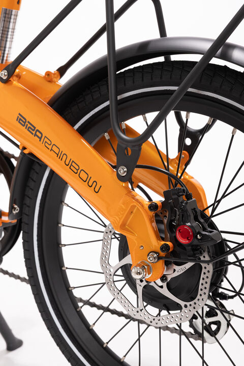 <p class="p3">Bicicleta el&eacute;ctrica urbana plegable equipada con un motor brushless de asistencia al pedaleo hasta 25km/h, con ruedas de <span class="s1">2</span>0"<span class="s2">.</span></p>
<p class="p5">Recomendada para un uso urbano e interurbano, de oc<span class="s3">i</span>o, de paseo, uso tur&iacute;stico y como medio de transporte.</p>
<p class="p7">Al ser plegable su uso diario permite transportarla con mayor facilidad y combinarla con transporte p&uacute;blico<span class="s4">: </span>l&iacute;neas de autobus urbano e interurbano, cercan&iacute;as, etc.</p>
<p class="p8">Dirigida a los m&aacute;s urbanitas, con sentido pr&aacute;ctico y preopaci&oacute;n por el medio ambiente y la salud.</p>
<p class="p8"></p>
<p class="p8"><strong>ESPECIFICACIONES T&Eacute;CNICAS:</strong></p>
<p class="p8"><strong>CUADRO</strong></p>
<p>Cuadro plegable y componentes construidos en aluminio ligero Al6061. Robustez m&aacute;xima y peso reducido. La bater&iacute;a queda oculta dentro del cuadro. Cierre de seguridad en la parte inferior para bloquear la apertura.</p>
<p><strong>MOTOR</strong></p>
<p>Brushless by Littium de 250W y 55Nm, la m&aacute;xima potencia permitida por la normativa europea EN15194 para bicicletas el&eacute;ctricas. Sin escobillas ni rozamiento. Sin calentamiento ni desgaste. Certificado estanqueidad IP63.</p>
<p><strong>BATER&Iacute;A</strong></p>
<p>Bater&iacute;a Samsung extra&iacute;ble de LI-ION de litio 36V de 10.4Ah hasta 70km de autonom&iacute;a y hasta 100km con bateria de 14Ah y una vida &uacute;til de entre 700 y 1.000 ciclos de carga.</p>
<p><strong>DISPLAY</strong></p>
<p>Pantalla TFT 2,2" full color.</p>
<p><strong>CARGADOR</strong></p>
<p>Carga ultrarr&aacute;pida en 4,5 horas</p>
<p><strong>RUEDAS</strong></p>
<p>Llantas reforzadas de 20&rdquo; y neum&aacute;ticos Kenda 20&rdquo; x 1.95 con banda reflectante.</p>
<p><strong>FRENOS</strong></p>
<p>Frenos hidr&aacute;ulicos ZOOM</p>
<p><strong>CAMBIO</strong></p>
<p>Shimano 7 velocidades REVO SHIFT con patilla Shimano altus + protector</p>
<p><strong>SUSPENSI&Oacute;N</strong></p>
<p>Amortiguador delantero ZOOM, absorbe las irregularidades del terreno.</p>
<p><strong>SILL&Iacute;N</strong></p>
<p>Ergon&oacute;mico Selle Royal unisex modelo Viento.</p>
<p><strong>EQUIPAMIENTO</strong></p>
<ul>
<li>Portabultos trasero MIK de aluminio.</li>
<li>Incorpora guardabarros, luces LED y timbre.</li>
<li>Incluye candado seguridad nivel 8 y cerradura antirrobo en la bater&iacute;a.</li>
<li>Cintas de velcro para la sujeci&oacute;n del cuadro y manillar plegado.</li>
<li>Pedales.</li>
<li>Multiherramienta.</li>
<li>Dos llaves seguridad bater&iacute;a.</li>
<li>Bolsita con manual + llavero + certificaci&oacute;n.</li>
</ul>
<p><strong>MEDIDAS Y PESO</strong></p>
<ul>
<li>Configurable para todo tipo de usuarios desde 1,50m a 2m</li>
<li>Tama&ntilde;o: 156cm x 64cm x 114cm</li>
<li>Tama&ntilde;o plegada: 91cm x 75cm x 38cm</li>
<li>Peso: 21kg</li>
</ul>
<p><strong>Servicio t&eacute;cnico propio con asistencia puerta a puerta.</strong></p>
<p class="p8"></p>
