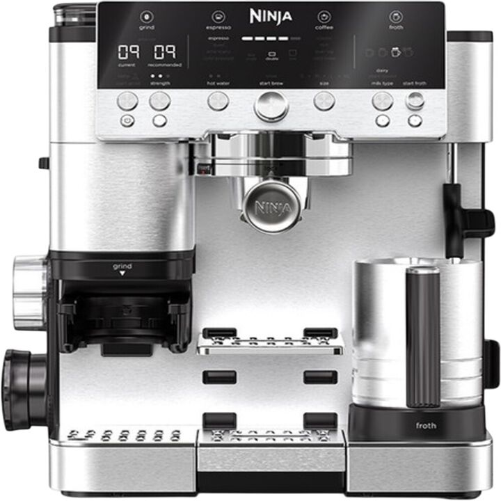 Descubre Luxe Caf&eacute; Premier, la cafetera Ninja que te ayuda a preparar bebidas con calidad de barista en minutos. Esta vers&aacute;til cafetera 3 en 1, con opciones para espresso, cold brew y caf&eacute; de filtro, simplifica la preparaci&oacute;n del caf&eacute; e incluye un molinillo integrado para mayor comodidad