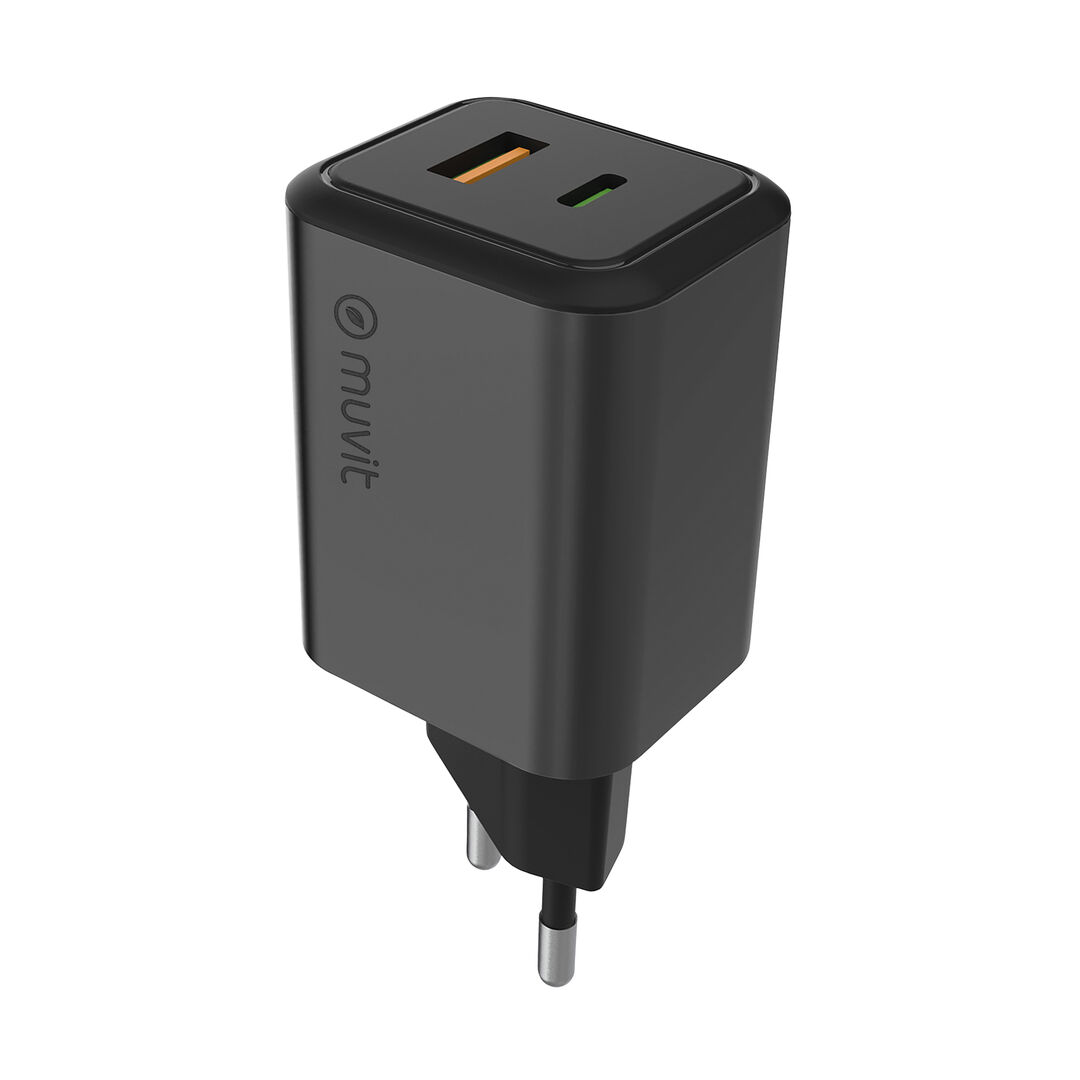 Cargador de pared USB + Tipo C PD 45W, dise&ntilde;ado para quienes necesitan rendimiento y sostenibilidad. Carga r&aacute;pida y simult&aacute;nea de dosdispositivos, ideal para smartphones, tablets y port&aacute;tiles compatibles.Fabricado en aluminio reciclado, con dise&ntilde;o compacto y embalaje 100%reciclable.