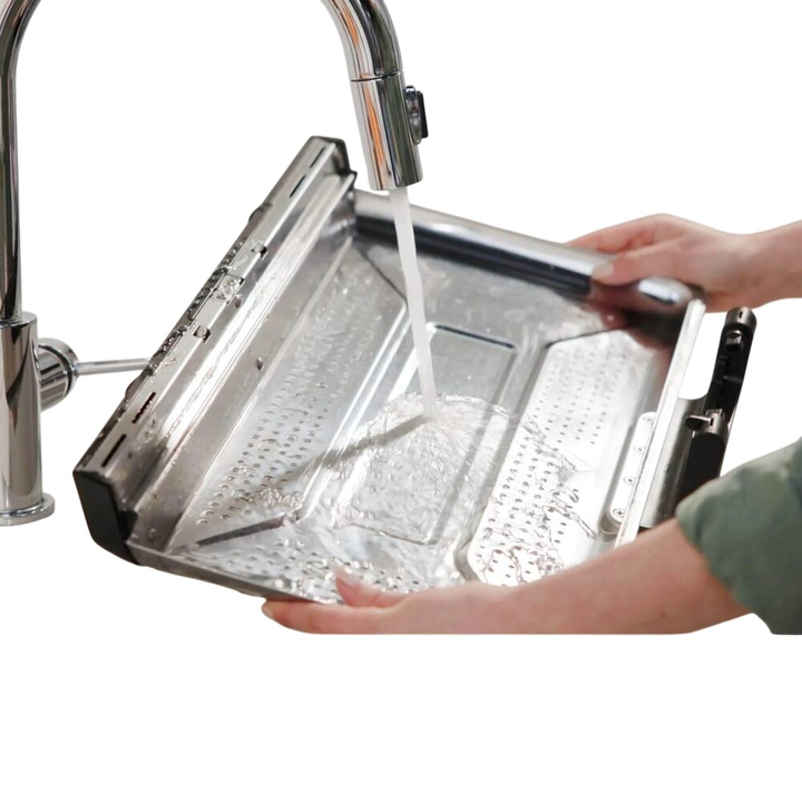 Vers&aacute;til parrilla y plancha de capacidad extra-grande, para unas 8-10 personas, con detecci&oacute;n digital inteligente de temperatura, con calor m&aacute;ximo hasta 260&deg;C, cocina de borde a borde de forma uniforme permitiendo usar completamente la superficie de la parrilla. Placas antiadherentes, intercambiables y de f&aacute;cil limpieza.