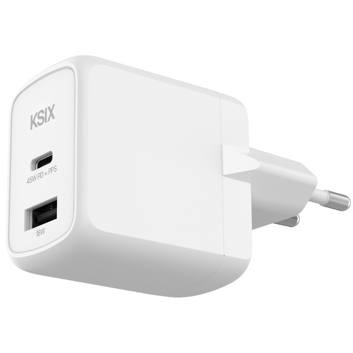 M&aacute;s potencia, m&aacute;s velocidad y m&aacute;s eficiencia. El cargador KSIX de 45W es la soluci&oacute;n definitiva para una carga r&aacute;pida, inteligente y segura. Gracias a sus tecnolog&iacute;as Power Delivery 3.0 (PD), PPS y GaN, podr&aacute;s cargar smartphones, tablets, ordenadores port&aacute;tiles y m&aacute;s en menos tiempo y sin sobrecalentamientos. Su dise&ntilde;o compacto y materiales reciclados certificados (GRS) lo convierten en un accesorio sostenible e imprescindible.