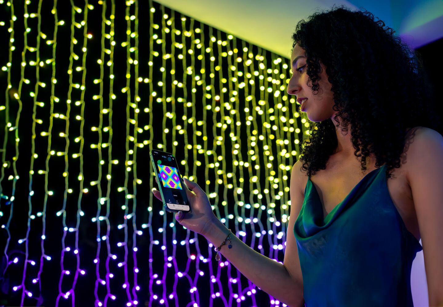 Muestra tu lado m&aacute;s colorido con Twinkly Curtain, luces LED inteligentes. Cuelga donde quieras para crear la iluminaci&oacute;n perfecta, personalizar tu sala de juegos o decorar para fiestas de verano.
Mapea f&aacute;cilmente la pantalla tipo display usando la c&aacute;mara de tu smartphone y la app Twinkly para desbloquear efectos infinitamente personalizables en m&aacute;s de 16 millones de colores, crear tus propias animaciones desde cero y conectar virtualmente otras luces Twinkly. Perfecto para usar tanto en interiores como en exteriores. La tecnolog&iacute;a patentada utiliza la c&aacute;mara de tu smartphone y la aplicaci&oacute;n para mapear la posici&oacute;n de cada LED sin importar d&oacute;nde coloques tus luces. Reproduce efectos personalizados ilimitados y crea los tuyos usando una paleta de m&aacute;s de 16 millones de colores, incluido el blanco c&aacute;lido. Conecta virtualmente varias Cortinas y agr&uacute;palas con otras luces Twinkly para actuar como una &uacute;nica pantalla extendida o reproducir efectos de iluminaci&oacute;n sincronizados. &Uacute;salo con Twinkly Music y mira c&oacute;mo las luces bailan en tiempo real con tus canciones favoritas. Usa Curtain con la herramienta Twinkly Screen Mirror o con&eacute;ctalo a Razer Chroma RGB o OMEN Light Studio para inundar tu sala de juegos con el color de cada uno de tus movimientos ganadores en una experiencia inmersiva y reactiva.