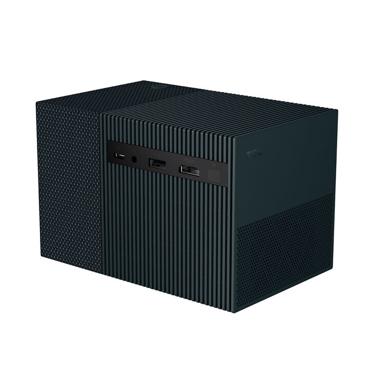 Descubre TCL PlayCube: entretenimiento sin l&iacute;mites en la palma de tu mano.

Con su dise&ntilde;o twistable PlayCube, proyecta desde cualquier &aacute;ngulo con total libertad. Su forma c&uacute;bica &uacute;nica y su ligereza excepcional te permiten llevar la diversi&oacute;n a donde quieras: sala, jard&iacute;n, camping o incluso la terraza de un hotel. Ll&eacute;valo, g&iacute;ralo y disfruta de un cine port&aacute;til en segundos.

Dise&ntilde;o sofisticado y moderno
Elegantes l&iacute;neas minimalistas y la paleta Celadon Ash hacen del PlayCube un verdadero objeto de dise&ntilde;o. Moderno, refinado y pensado para quienes valoran estilo y funcionalidad.

Portabilidad sin l&iacute;mites
Gracias a su bater&iacute;a incorporada, TCL PlayCube est&aacute; listo para usar en cualquier lugar. Una carga completa te permite ver Inception durante 2,5 horas sin necesidad de enchufe. Y si tienes prisa, con solo 30 minutos de carga obtienes una hora de diversi&oacute;n garantizada.

Experiencia audiovisual impactante
El proyector m&aacute;s brillante con bater&iacute;a integrada por debajo de 3 lbs. Disfruta de im&aacute;genes n&iacute;tidas y vibrantes, de d&iacute;a o de noche, en interiores o exteriores. Adem&aacute;s, el autoenfoque y correcci&oacute;n de pantalla instant&aacute;neos garantizan un rect&aacute;ngulo perfecto sin ajustes manuales.

Streaming ilimitado y certificaciones premium
Con Google TV, Netflix, Prime Video, YouTube y Disney+, tendr&aacute;s acceso a un mundo de entretenimiento certificado para ofrecerte la mejor experiencia.

Caracter&iacute;sticas t&eacute;cnicas destacadas:

Proyecci&oacute;n: 30" &ndash; 150", Full HD 1080p, 750 ISO Lumens

Modos: frontal, frontal techo, trasera y trasera techo

Sonido: Dolby Digital +, altavoz de 5W

Inteligente: autoenfoque, auto keystone, zoom, protecci&oacute;n ocular

Conectividad: USB-C, USB-A, HDMI, audio 3.5mm, WiFi 2.4/5G, Bluetooth 5.0

Sistema: Android R, CPU A53x4, GPU Mali-G52, 2GB RAM, 16GB almacenamiento

Todo lo que necesitas en un paquete:
Power cord, adaptador, control remoto, bater&iacute;as y manual de usuario.

TCL PlayCube: el proyector que combina portabilidad, estilo y tecnolog&iacute;a para que el entretenimiento te siga a donde vayas. Listo, g&iacute;ralo y juega.