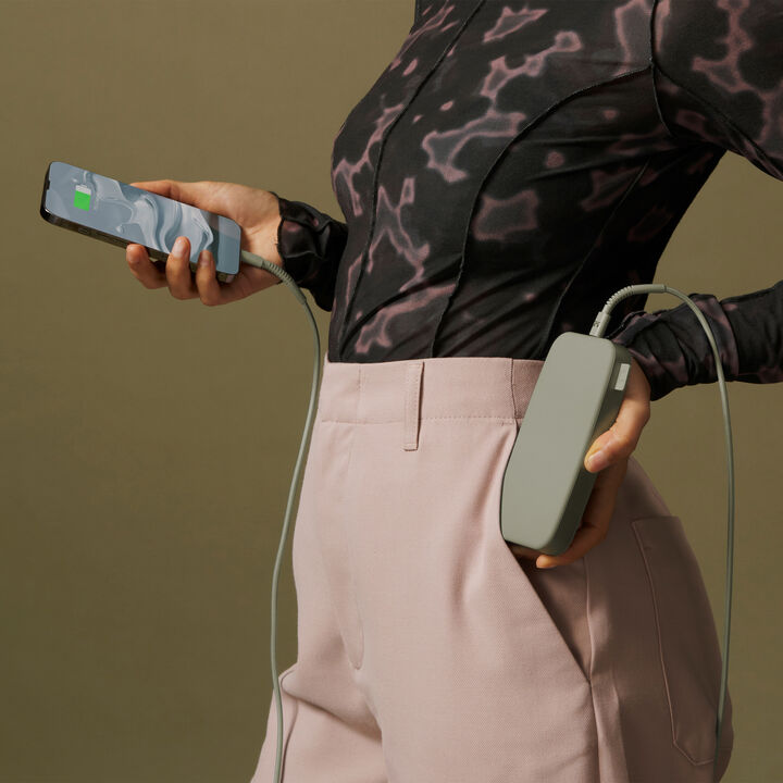Powerbank 18000 mAh 

Batería recargable de bolsillo 

Nuestros últimos Powerbanks tienen un diseño suave y, gracias a la función de carga rápida, son más rápidos que nunca. Con 20W Power Delivery sus dispositivos estarán listos para funcionar antes de que se de cuenta. El Powerbank 18000 mAh puede cargar su teléfono hasta 6 veces y su tablet hasta 3 veces. 


 *  Carga ultrarrápida con suministro de energía de 20 W 

 *  Carga hasta el 50% en 30 min 

 *  6 características de seguridad 

 *  Aprobado para avión