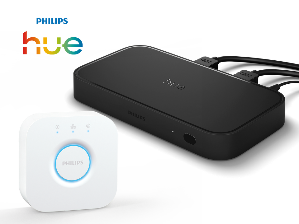 El pack incluye el Philips Hue Play HDMI Sync Box 8K y el Philips Hue Bridge. Con el Sync Box, las luces de tu sala se sincronizar&aacute;n en tiempo real con lo que aparece en tu televisor, ya sea un partido de f&uacute;tbol, una explosi&oacute;n en una pel&iacute;cula o el ambiente de tu videojuego. Sus transiciones fluidas y sus colores vibrantes te har&aacute;n sentir parte de la pantalla.

El Hue Bridge es el cerebro que conecta todo el sistema. Con &eacute;l, podr&aacute;s controlar todas las luces de la habitaci&oacute;n, configurar la sincronizaci&oacute;n y automatizar tu iluminaci&oacute;n, todo desde la aplicaci&oacute;n de Philips Hue. Es el d&uacute;o perfecto para una inmersi&oacute;n audiovisual sin igual.