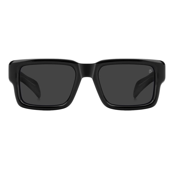 Estas gafas de sol by David Beckham saben cautivar con sus l&iacute;neas esculturales realizadas en acetato. Una t&eacute;cnica avanzada garantiza tonalidades uniformes y adornos, desde las varillas hasta los aros, para regalar una est&eacute;tica de lujo. Las varillas son gruesas, con el Talisman ic&oacute;nico enriquecido con cuatro remaches nuevos y bisagras exclusivas de siete cuerpos. Combinando perfectamente calidad, elegancia y funcionalidad.