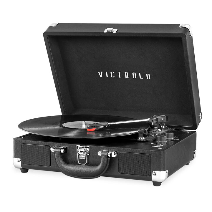 El tocadiscos port&aacute;til Journey de Victrola es un cl&aacute;sico, cargado de caracter&iacute;sticas como un asa f&aacute;cil de transportar, &iexcl;para que escuches tus canciones favoritas dondequiera que est&eacute;s! Los altavoces est&eacute;reo incorporados brindan un sonido n&iacute;tido y claro, o puedes conectar tus auriculares favoritos y perderte en la m&uacute;sica. El Journey cuenta con un plato giratorio de 3 velocidades accionado por correa para reducir la vibraci&oacute;n, as&iacute; como conectividad inal&aacute;mbrica Bluetooth, para que pueda escuchar desde una distancia de hasta 33 pies. En tu casa o mientras viajas, tu m&uacute;sica nunca estar&aacute; lejos.