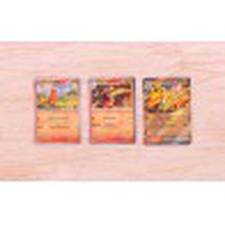 ***IMPORTANTE: los sobres de cartas POKEMON no tienen derecho a devoluci&oacute;n.
PACK COLECCIONISTA CARTAS POKEMON
Charizard protege tu carta favorita 
Gracias a sus explosivos ataques y a sus elevados PS, Charizard ex impone su presencia en el campo de combate; Haz que esa ardiente tenacidad cobre vida en tu escritorio, estanter&iacute;a o mesita de noche mediante una fant&aacute;stica figura de Charizard con llamas transl&uacute;cidas con la que podr&aacute;s exhibir tu carta favorita 
La colecci&oacute;n superpr&eacute;mium Charizard ex de JCC Pok&eacute;mon contiene 1 carta hologr&aacute;fica de promoci&oacute;n de Charizard ex, 2 cartas hologr&aacute;ficas (Charmander y Charmeleon), 1 figura de Charizard para exhibir una carta y 1 carta con c&oacute;digo para JCC Pok&eacute;mon Live 
Adem&aacute;s, conseguir&aacute;s 10 sobres de mejora de diferentes expansiones de JCC Pok&eacute;mon (Cada sobre de mejora contiene 10 cartas m&aacute;s una Energ&iacute;a B&aacute;sica; las cartas var&iacute;an en funci&oacute;n del sobre)