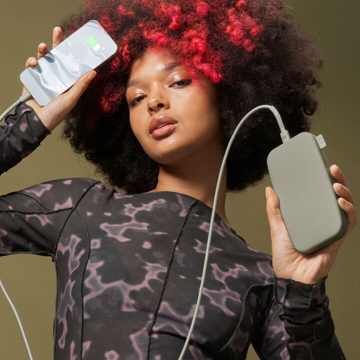 Powerbank 18000 mAh 

Batería recargable de bolsillo 

Nuestros últimos Powerbanks tienen un diseño suave y, gracias a la función de carga rápida, son más rápidos que nunca. Con 20W Power Delivery sus dispositivos estarán listos para funcionar antes de que se de cuenta. El Powerbank 18000 mAh puede cargar su teléfono hasta 6 veces y su tablet hasta 3 veces. 


 *  Carga ultrarrápida con suministro de energía de 20 W 

 *  Carga hasta el 50% en 30 min 

 *  6 características de seguridad 

 *  Aprobado para avión