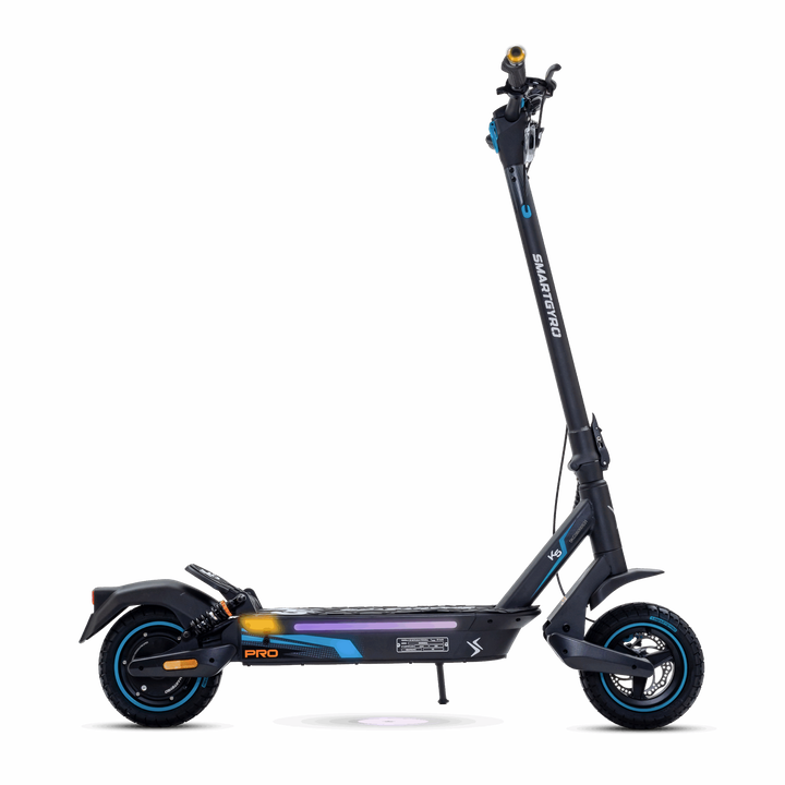 Patinete el&eacute;ctrico certificado con una potencia m&aacute;xima de 2000W 48V, bater&iacute;a de litio de 15.000 mAh con hasta 60 km de autonom&iacute;a, ruedas de 10" Tubeless, suspensi&oacute;n delantera y trasera, triple frenada, intermitentes y APP compatible: smartGyro K5 PRO