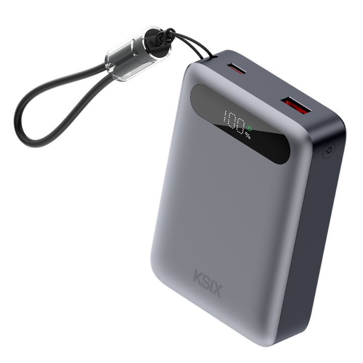 La power bank KSIX de 20.000 mAh es la soluci&oacute;n ideal para mantener tus dispositivos cargados durante todo el d&iacute;a. Con una potencia de salida de hasta 22,5 W y tecnolog&iacute;a Power Delivery, garantiza una carga r&aacute;pida y eficiente para smartphones, tablets, auriculares y m&aacute;s. Su dise&ntilde;o compacto, su cable convertible en lazo y su pantalla LED integrada hacen que sea f&aacute;cil de usar y perfecta para llevar a cualquier lugar