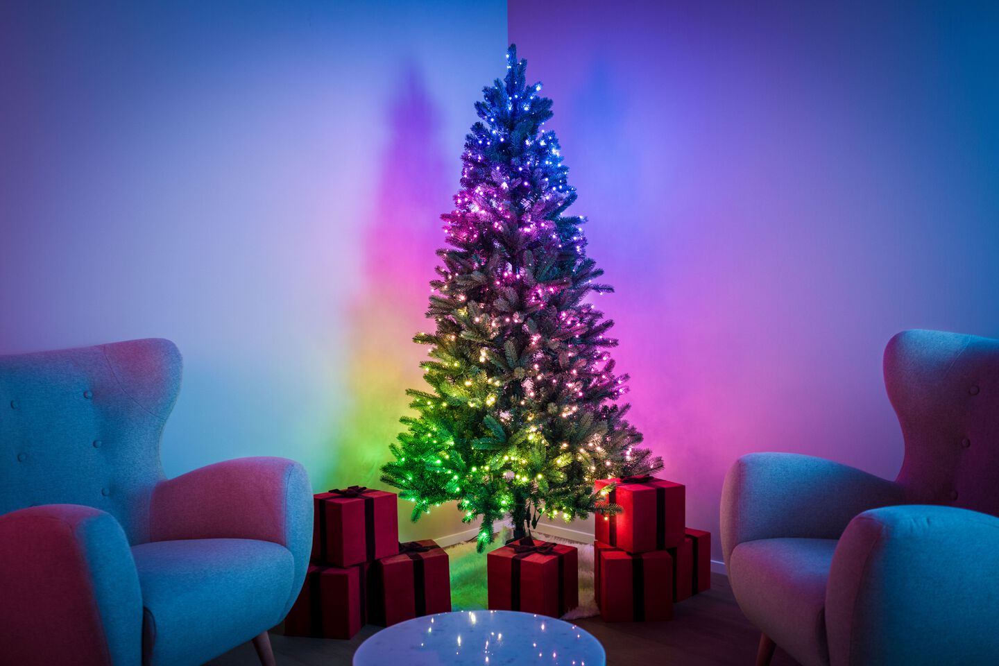 La luz y el color toman el protagonismo con Twinkly&rsquo;s Strings para las decoraciones m&aacute;s din&aacute;micas. La exclusiva app Twinkly utiliza la c&aacute;mara de tu smartphone para mapear los LEDs y crear displays tipo pantalla. Reproduce y personaliza presets o crea los tuyos propios con una paleta de m&aacute;s de 16M de colores.  
Agr&uacute;palos con cualquier otro dispositivo Twinkly para una sincronizaci&oacute;n perfecta, con&eacute;ctalos a tu hogar inteligente para control por voz manos libres y comb&iacute;nalos con Twinkly Music para ver c&oacute;mo las luces bailan al ritmo del sonido.
Reproduce y personaliza efectos y animaciones preestablecidos o crea los tuyos desde una paleta de m&aacute;s de 16 millones de colores, incluido el blanco c&aacute;lido. Incluso puedes dibujar efectos desde cero usando el FX Wizard.
Reproduce y personaliza efectos y animaciones preestablecidos o crea los tuyos desde una paleta de blancos, del plata fr&iacute;o al oro c&aacute;lido. Incluso puedes dibujar efectos desde cero usando el FX Wizard.
Conecta virtualmente y mapea con otras luces Twinkly para exhibiciones m&aacute;s grandes y sincronizadas. Usa con Twinkly Music y observa c&oacute;mo las luces bailan en tiempo real con tus canciones favoritas.