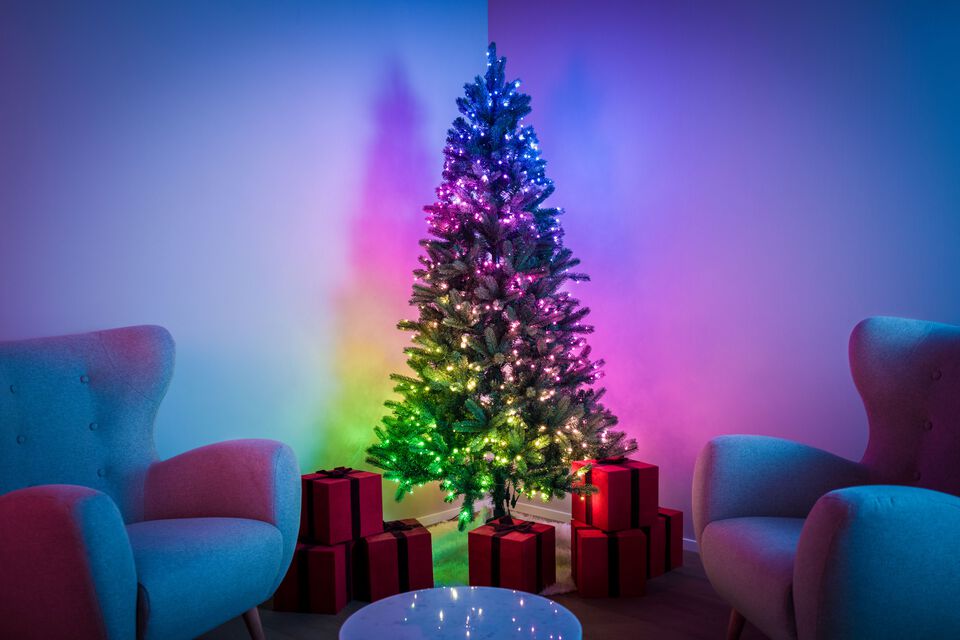 La luz y el color toman el protagonismo con Twinkly&rsquo;s Strings para las decoraciones m&aacute;s din&aacute;micas. La exclusiva app Twinkly utiliza la c&aacute;mara de tu smartphone para mapear los LEDs y crear displays tipo pantalla. Reproduce y personaliza presets o crea los tuyos propios con una paleta de m&aacute;s de 16M de colores.  
Agr&uacute;palos con cualquier otro dispositivo Twinkly para una sincronizaci&oacute;n perfecta, con&eacute;ctalos a tu hogar inteligente para control por voz manos libres y comb&iacute;nalos con Twinkly Music para ver c&oacute;mo las luces bailan al ritmo del sonido.
Reproduce y personaliza efectos y animaciones preestablecidos o crea los tuyos desde una paleta de m&aacute;s de 16 millones de colores, incluido el blanco c&aacute;lido. Incluso puedes dibujar efectos desde cero usando el FX Wizard.
Reproduce y personaliza efectos y animaciones preestablecidos o crea los tuyos desde una paleta de blancos, del plata fr&iacute;o al oro c&aacute;lido. Incluso puedes dibujar efectos desde cero usando el FX Wizard.
Conecta virtualmente y mapea con otras luces Twinkly para exhibiciones m&aacute;s grandes y sincronizadas. Usa con Twinkly Music y observa c&oacute;mo las luces bailan en tiempo real con tus canciones favoritas.