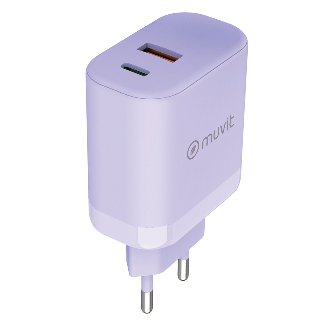 &iexcl;En casa, la oficina o donde lo puedas conectar, carga tus dispositivos y contribuye a cuidar el planeta!

Cargador de pared con clavija europea de un alegre color lavanda. Dispone de 1 USB 18W + 1 Tipo C PD 45W de potencia para carga r&aacute;pida y est&aacute; fabricado con materiales de origen certificado RCS - RECYCLED CLAIM STANDARD y 100% reciclable. (cable no incluido).

En muvit for change nos comprometemos a donar el 1% de los ingresos para el planeta*.