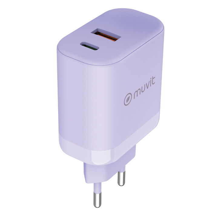 &iexcl;En casa, la oficina o donde lo puedas conectar, carga tus dispositivos y contribuye a cuidar el planeta!

Cargador de pared con clavija europea de un alegre color lavanda. Dispone de 1 USB 18W + 1 Tipo C PD 45W de potencia para carga r&aacute;pida y est&aacute; fabricado con materiales de origen certificado RCS - RECYCLED CLAIM STANDARD y 100% reciclable. (cable no incluido).

En muvit for change nos comprometemos a donar el 1% de los ingresos para el planeta*.