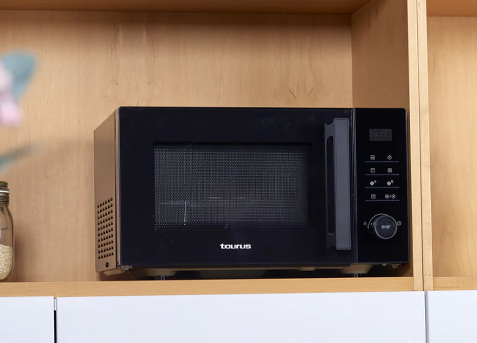 Laurent 25 Black es un microondas digital con grill, de Taurus. Dispone de 10 niveles de potencia, función de inicio programado y 25 litros de capacidad. La potencia del microondas es de 900W y la del grill de 1000W. Prepara deliciosos platos con en el microondas Laurent 25 Black.