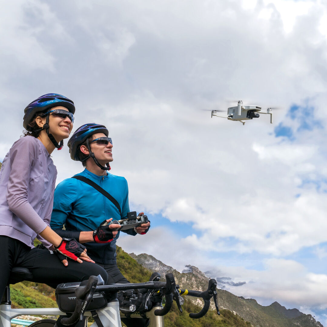 Drone plegable ultraligero con c&aacute;mara 4K y gimbal de 3 ejes. Ofrece transmisi&oacute;n de video a 6 km, 32 min de vuelo y seguimiento visual inteligente.