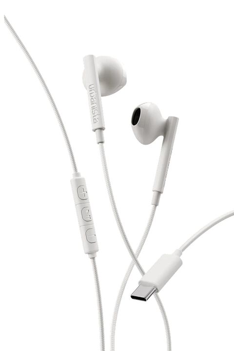 Los auriculares Urbanista San Francisco 2 Cloud White son unos auriculares con cable dise&ntilde;ados para disfrutar de un sonido claro y equilibrado en cualquier momento. Incorporan un conector USB Tipo-C compatible con smartphones, tablets y ordenadores port&aacute;tiles, un resistente cable de tela trenzada antienredos, micr&oacute;fono integrado y control remoto de tres botones para gestionar llamadas y m&uacute;sica de forma c&oacute;moda. Su dise&ntilde;o Open-Fit ofrece un ajuste ligero y confortable, ideal para el uso diario.